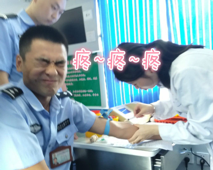 疼skr人！警察在移動獻血車上的表情包亮了