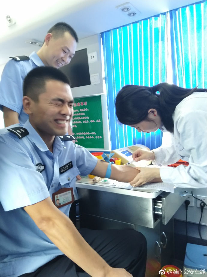 疼skr人！警察在移動獻血車上的表情包亮了